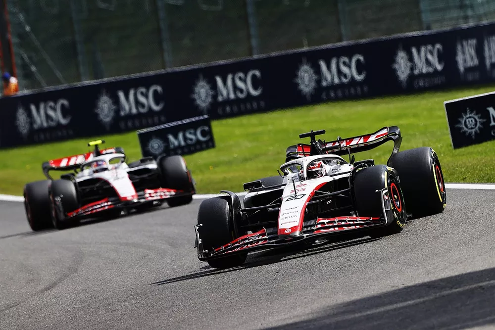 Kevin Magnussen, Haas VF-23, por delante de Nico Hulkenberg, Haas VF-23