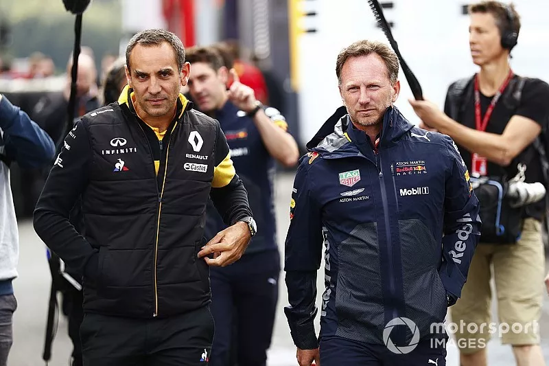 Cyril Abiteboul, directeur de Renault Sport F1 Team et Christian Horner, directeur de Red Bull Racing, dans le paddock