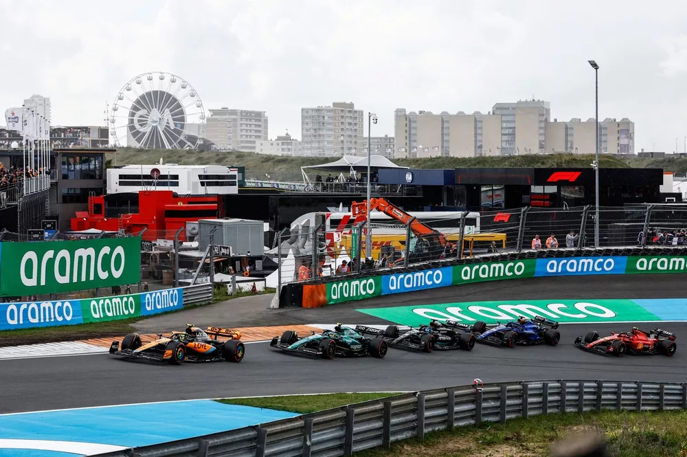 Lando Norris, McLaren MCL60, lidera Fernando Alonso, Aston Martin AMR23, y George Russell, Mercedes F1 W14