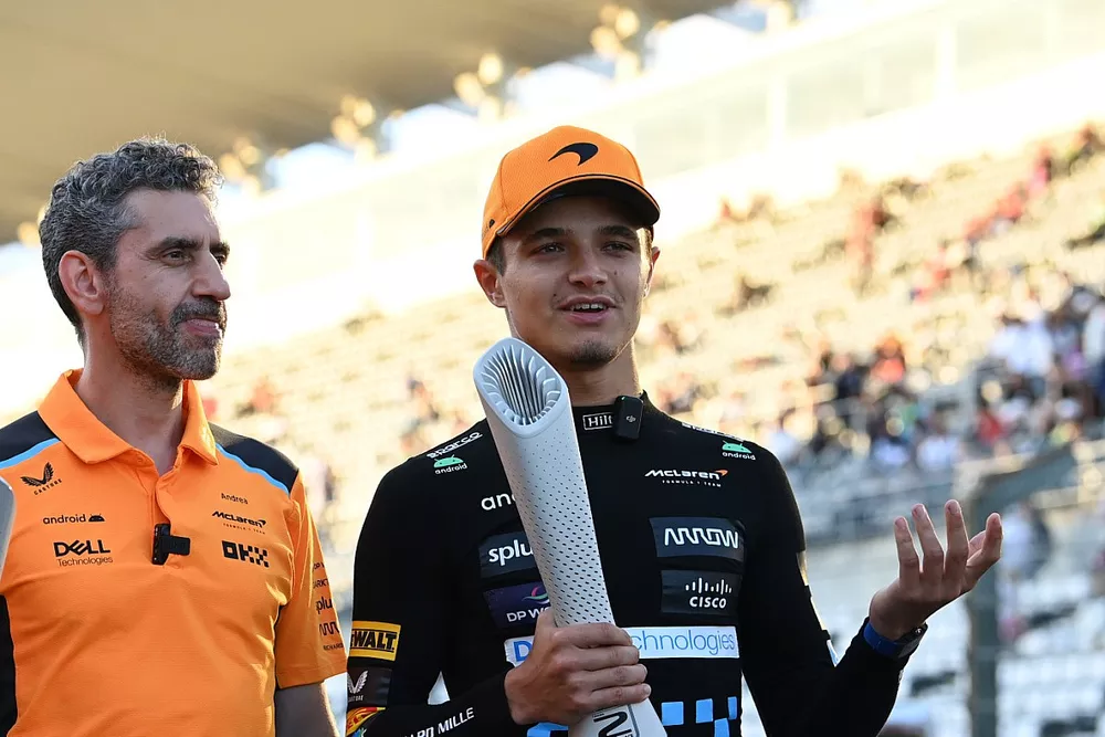 Oscar Piastri, McLaren, 3rd position, Andrea Stella, Team Principal, McLaren, Lando Norris, McLaren, 2nd position, with the trophies