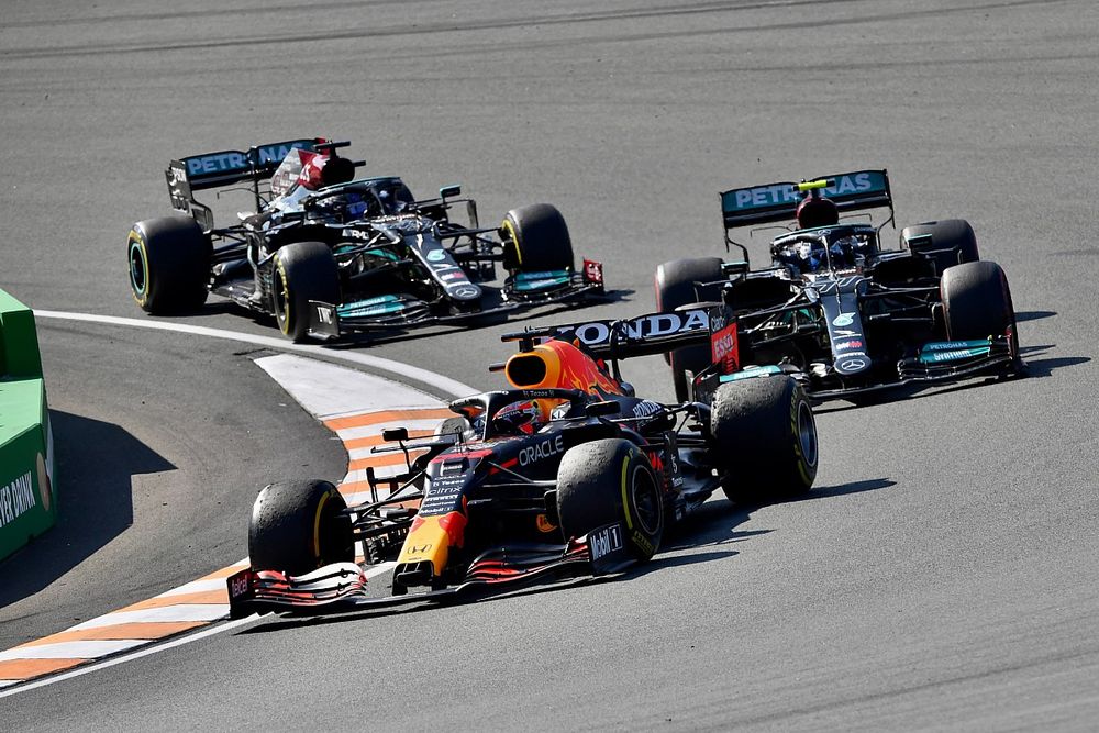 Max Verstappen, Red Bull Racing RB16B, Valtteri Bottas, Mercedes W12, Lewis Hamilton, Mercedes W12