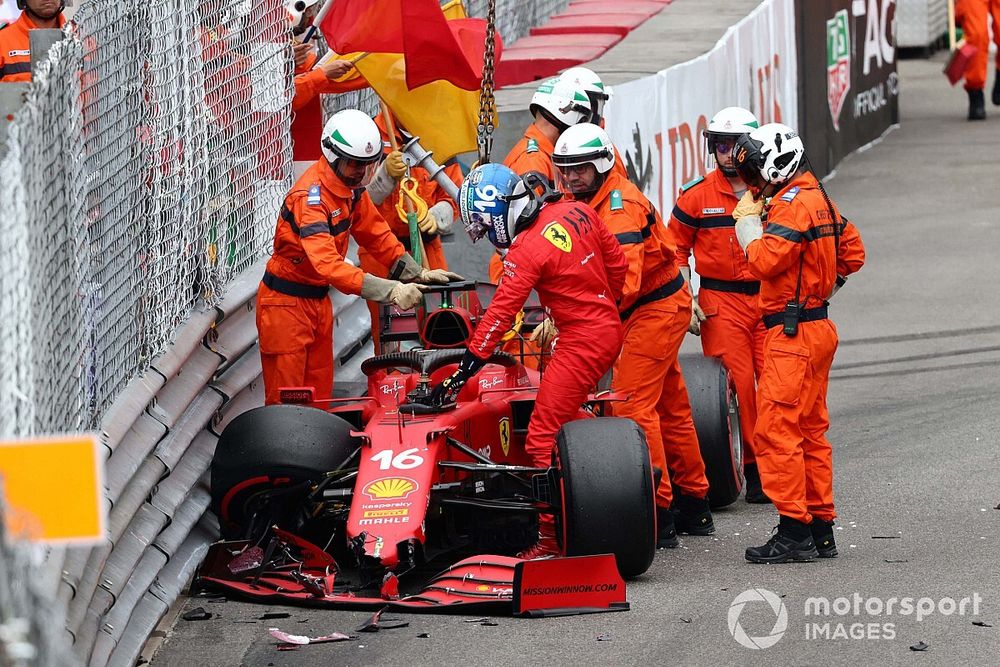 Los oficiales de pista asisten a Charles Leclerc, Ferrari SF21, tras su choque en la clasificación