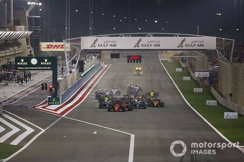 Sebastian Vettel, Ferrari SF90, devant Charles Leclerc, Ferrari SF90, Lewis Hamilton, Mercedes AMG F1 W10, Valtteri Bottas, Mercedes AMG W10, Max Verstappen, Red Bull Racing RB15, Kevin Magnussen, Haas F1 Team VF-19, et le reste du peloton au d&eacute;part
