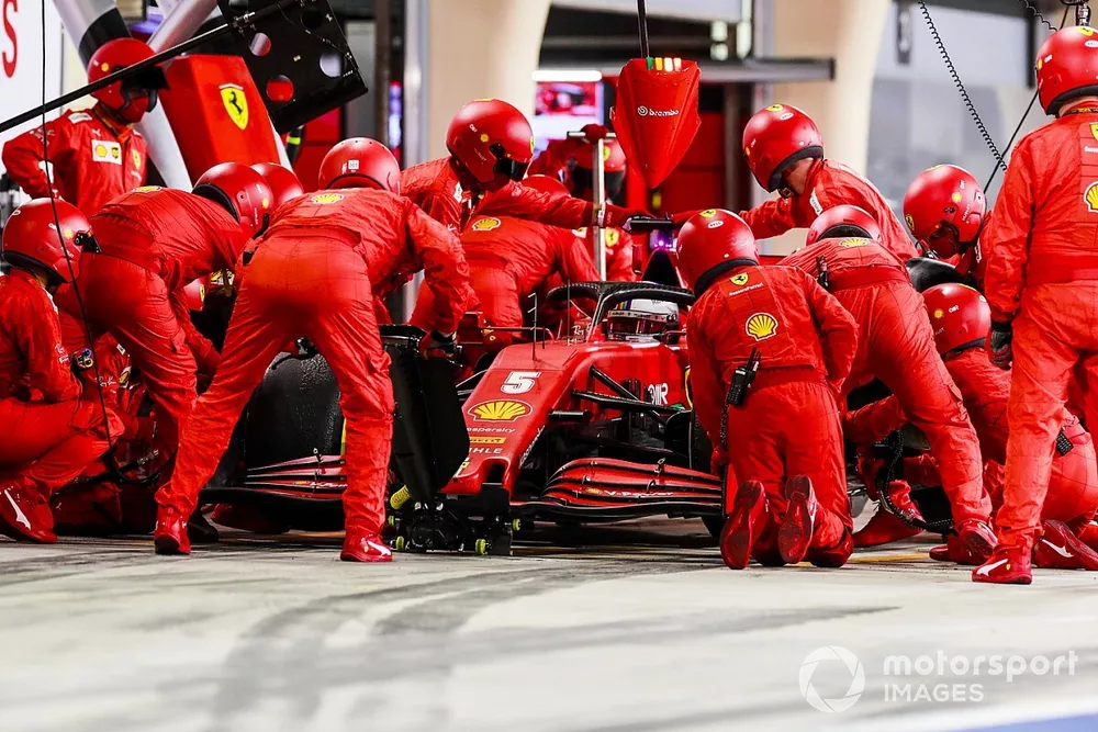 Sebastian Vettel, Ferrari SF1000, dans les stands