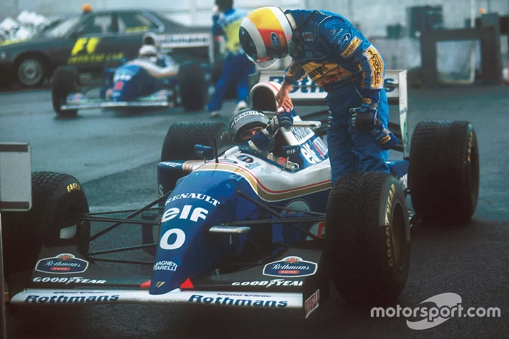 Winnaar Damon Hill, Williams, wordt gefeliciteerd door tweede plaats Michael Schumacher, Benetton