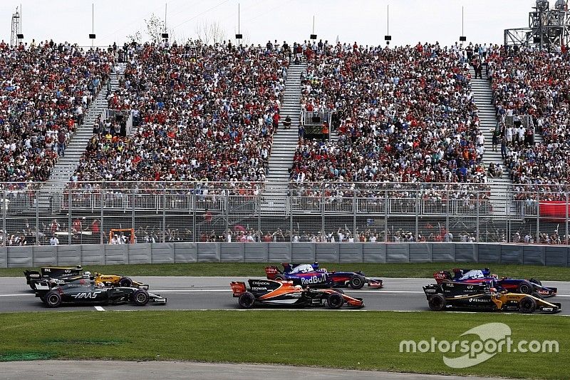 Nico Hulkenberg, Renault Sport F1 Team RS17., Daniil Kvyat, Scuderia Toro Rosso STR12, Carlos Sainz 