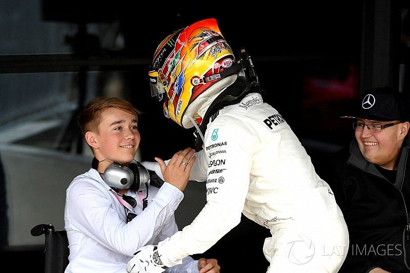 Ganador de la carrera Lewis Hamilton, Mercedes AMG F1 celebra en parc ferme con Billy Monger