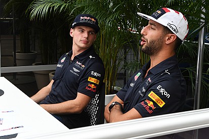 Video: Ricciardo ve Verstappen'in NASA ziyareti