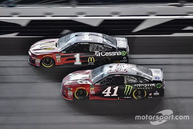 Jamie McMurray, Chip Ganassi Racing Chevrolet Camaro, Kurt Busch, Stewart-Haas Racing Ford Fusion
