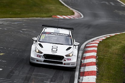 Nurburgring WTCR: Bjork 3. yarışı kazandı