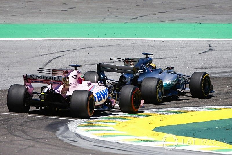 Lewis Hamilton, Mercedes AMG F1 W08, pasa a Sergio P&eacute;rez, Sahara Force India F1 VJM10