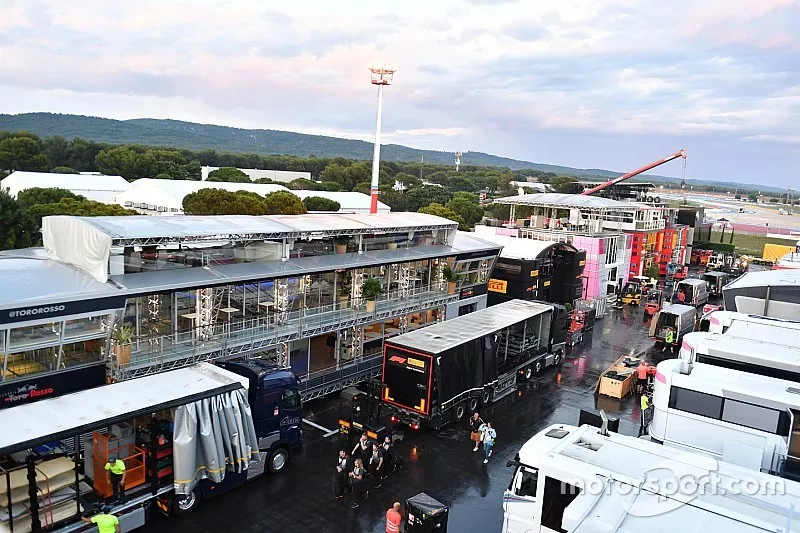 Le mat&eacute;riel des &eacute;quipes dans le paddock