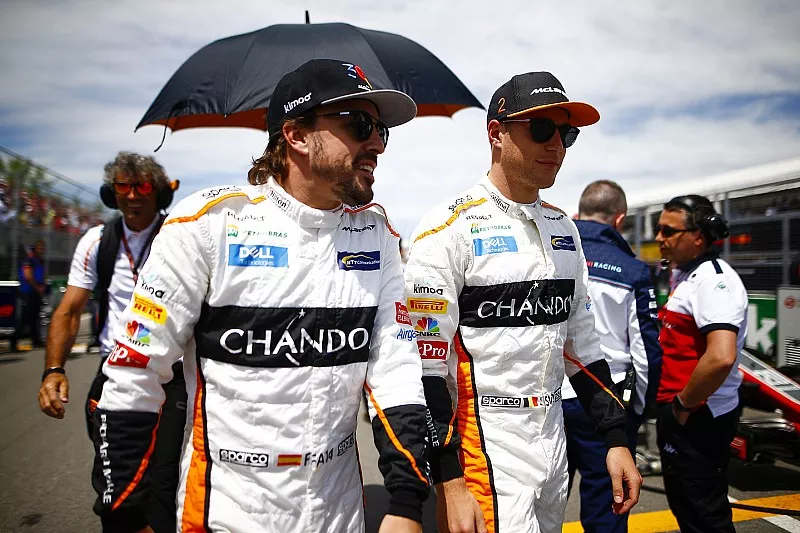 Fernando Alonso, McLaren, y Stoffel Vandoorne, McLaren