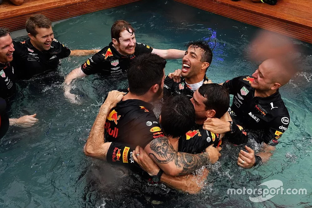 El ganador de la carrera Daniel Ricciardo, Red Bull Racing celebra con el equipo en la piscina Red Bull Racing Energy Station
