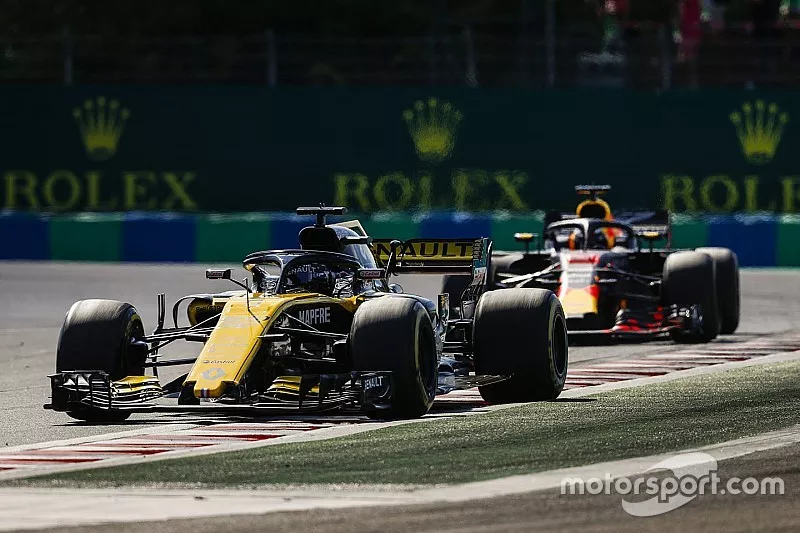 Nico Hulkenberg, Renault Sport F1 Team R.S. 18, y Daniel Ricciardo, Red Bull Racing RB14
