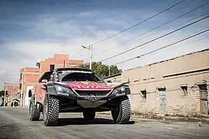 Sainz salva un complicado d&iacute;a y sigue l&iacute;der del Dakar