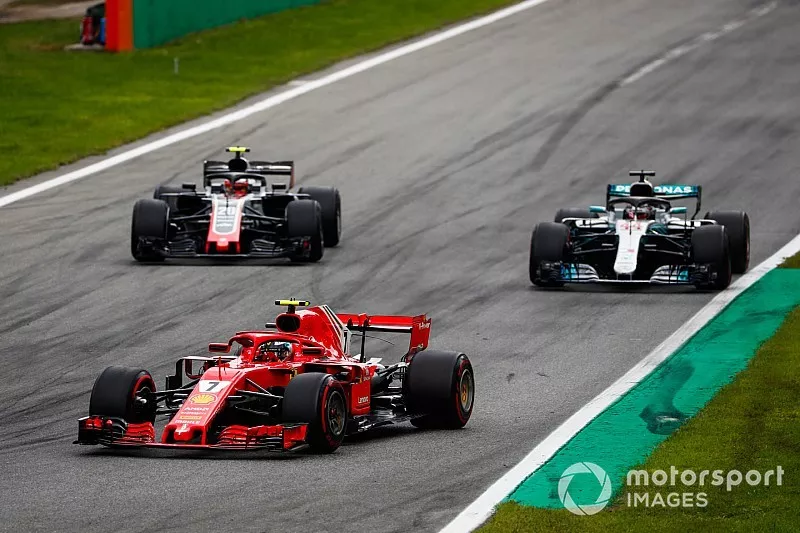 Kimi Raikkonen, Ferrari SF71H, devant Lewis Hamilton, Mercedes AMG F1 W09, et Kevin Magnussen, Haas F1 Team VF-18