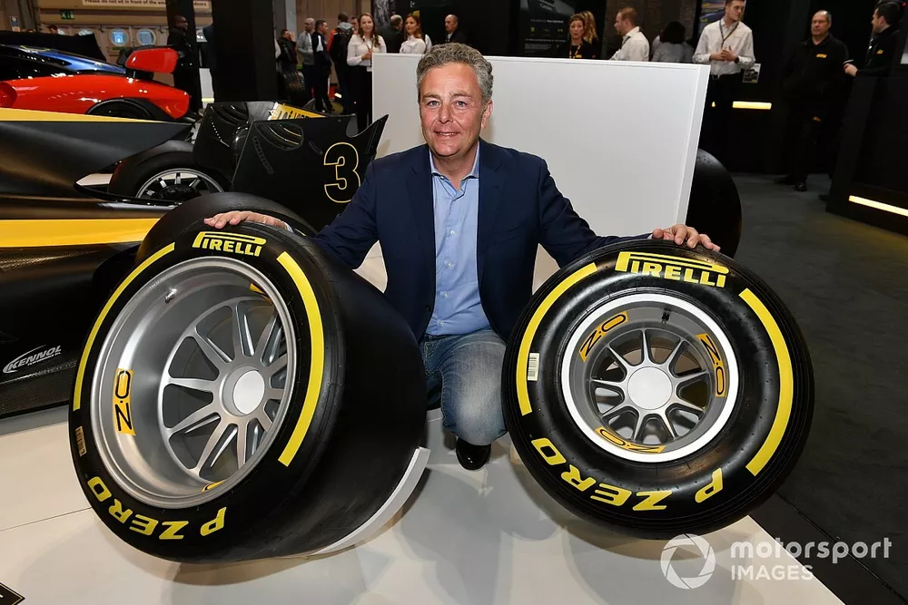 Mario Isola, Racing Manager, Pirelli Motorsport met de nieuwe 18-inch Pirelli banden