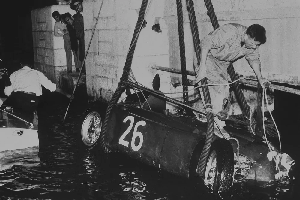 Alberto Ascari, Lancia D50, crashes into the harbour