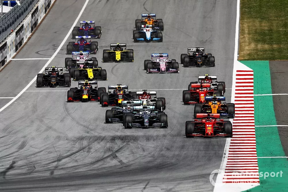 Charles Leclerc, Ferrari SF90, devant Valtteri Bottas, Mercedes AMG W10, Lewis Hamilton, Mercedes AMG F1 W10, Lando Norris, McLaren MCL34, Kimi Raikkonen, Alfa Romeo Racing C38, Sebastian Vettel, Ferrari SF90, Max Verstappen, Red Bull Racing RB15, et le reste du plateau au d&eacute;part