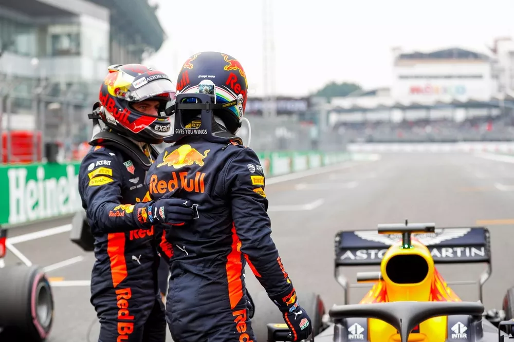 Max Verstappen, Red Bull Racing, felicita a Daniel Ricciardo, Red Bull Racing por su pole position