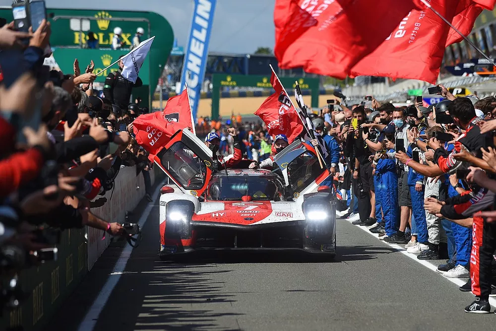 Mike Conway, Kamui Kobayashi, Jose Maria Lopez, #7 Toyota Gazoo Racing Toyota GR010 - Hybrid Hypercar f&ecirc;tent leur victoire
