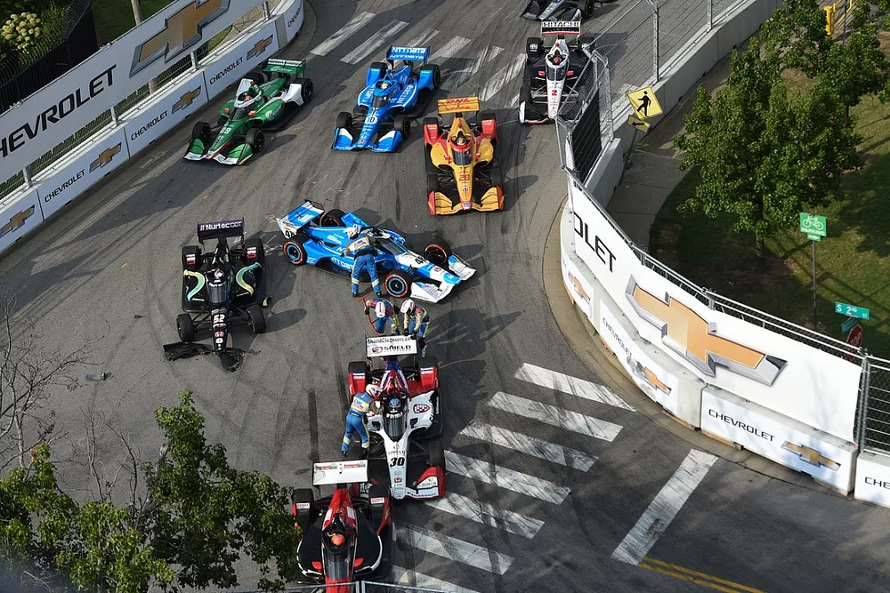 Takuma Sato, Rahal Letterman Lanigan Racing Honda, Jimmie Johnson, Chip Ganassi Racing Honda, Ryan Norman, Dale Coyne Racing, crash