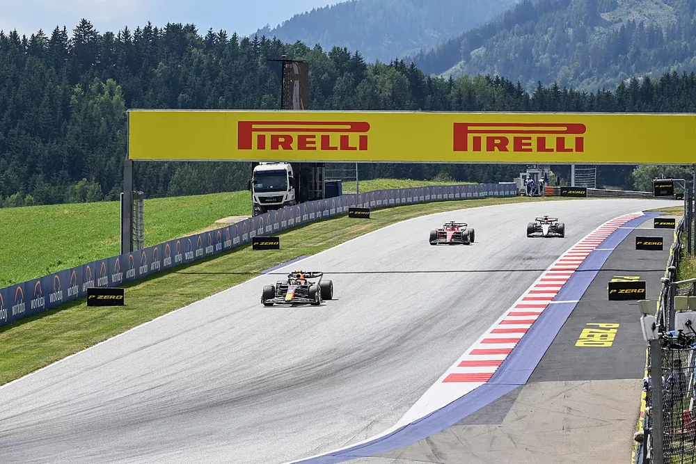 Sergio P&eacute;rez, Red Bull Racing RB19, Charles Leclerc, Ferrari SF-23, Nyck de Vries, AlphaTauri AT04