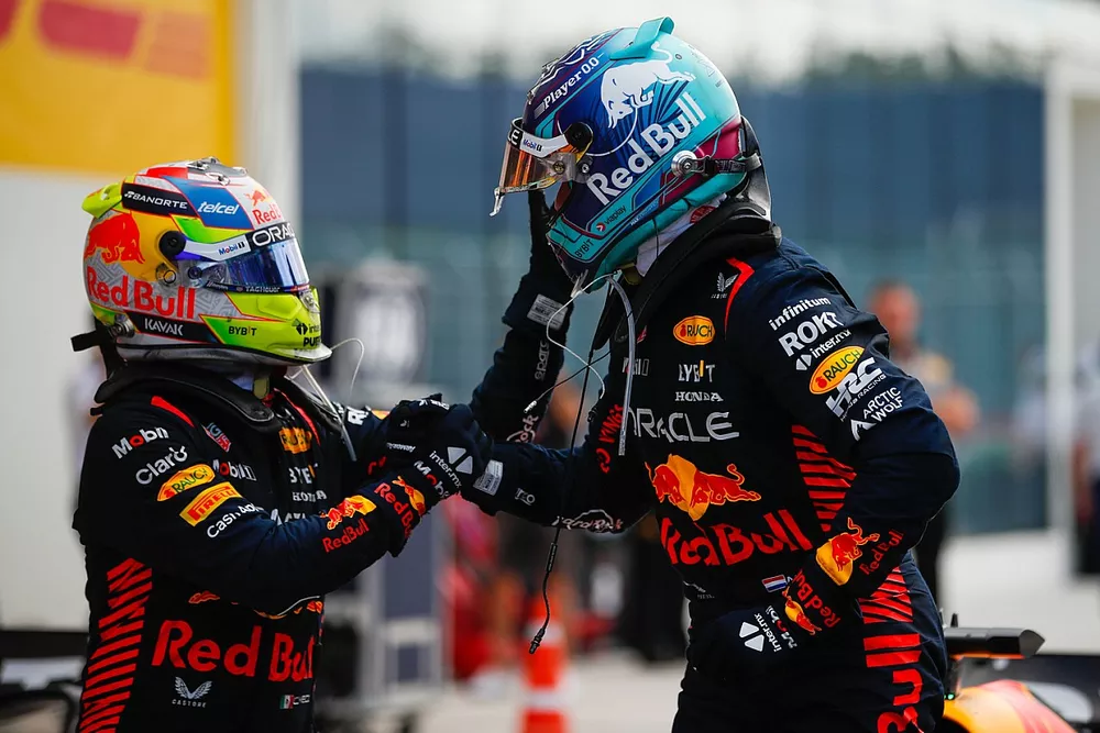 Sergio P&eacute;rez, Red Bull Racing, 2&ordf; posici&oacute;n, Max Verstappen, Red Bull Racing, 1&ordf; posici&oacute;n, se felicitan mutuamente en Parc Ferme