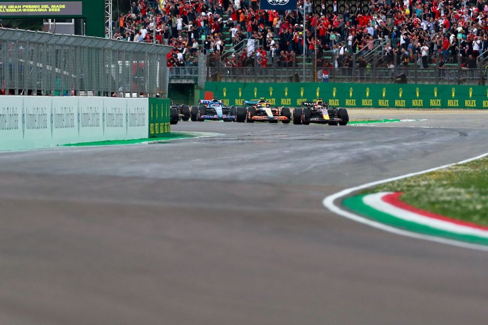 Max Verstappen, Red Bull Racing RB18, Charles Leclerc, Ferrari F1-75, Lando Norris, McLaren MCL36, Fernando Alonso, Alpine A522, en la salida