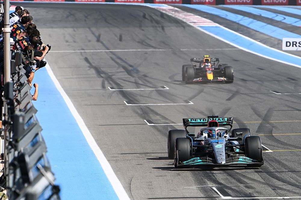 George Russell, Mercedes W13, 3&ordf; posici&oacute;n, Sergio P&eacute;rez, Red Bull Racing RB18 cuarto, sobre la l&iacute;nea de meta