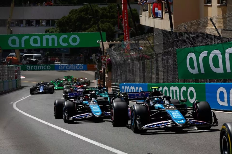 Pierre Gasly, Alpine A524, Esteban Ocon, Alpine A524, Lance Stroll, Aston Martin AMR24, de rest van het veld bij de start