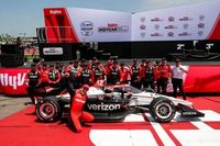 Power vence en un final accidentado de la IndyCar en Iowa