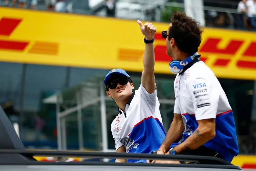 Yuki Tsunoda, Visa Cash App RB F1 Team, Daniel Ricciardo, Visa Cash App RB F1 Team, pendant la parade
