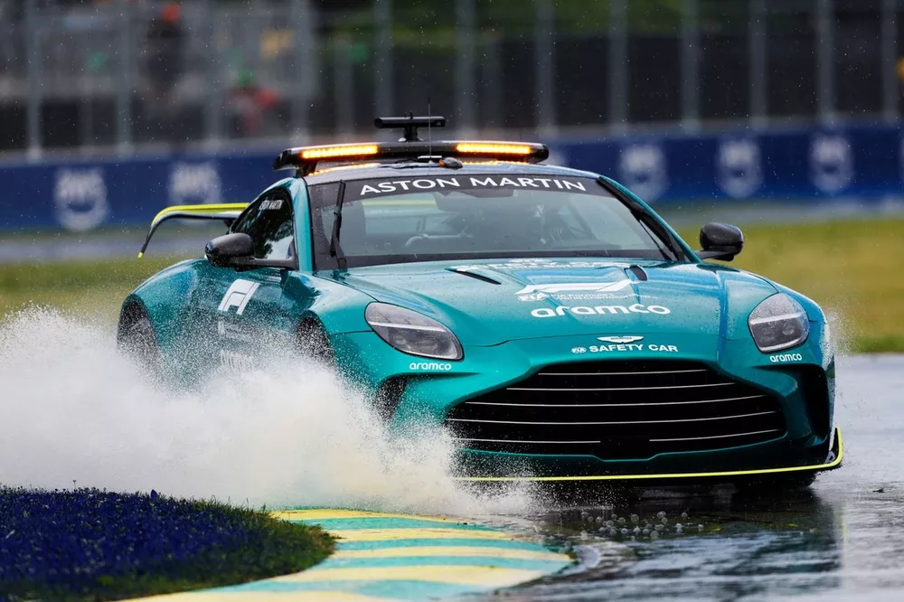 La voiture de s&eacute;curit&eacute; en piste