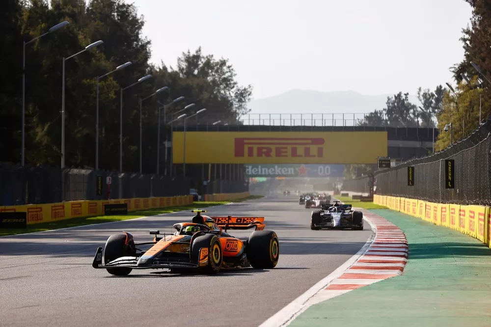 Lando Norris, McLaren MCL60, Alex Albon, Williams FW45