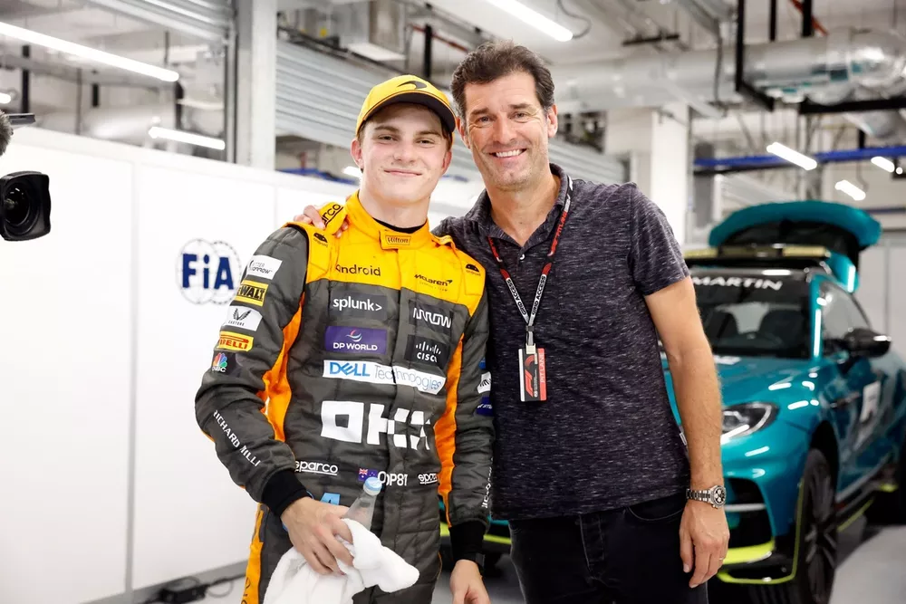 Oscar Piastri, McLaren, 1e positie, met Mark Webber