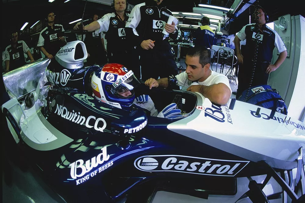 Juan-Pablo Montoya, BMW Williams FW25 giving Marc Gene, BMW test driver a few tips