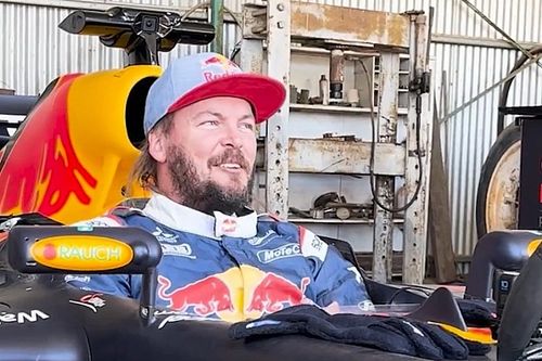 VIDEO: Carrera &eacute;pica, un Red Bull de F1 contra un coche de Baja 