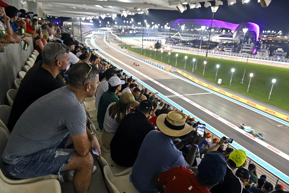 Los aficionados observan el paso de Sebastian Vettel con el Aston Martin AMR22