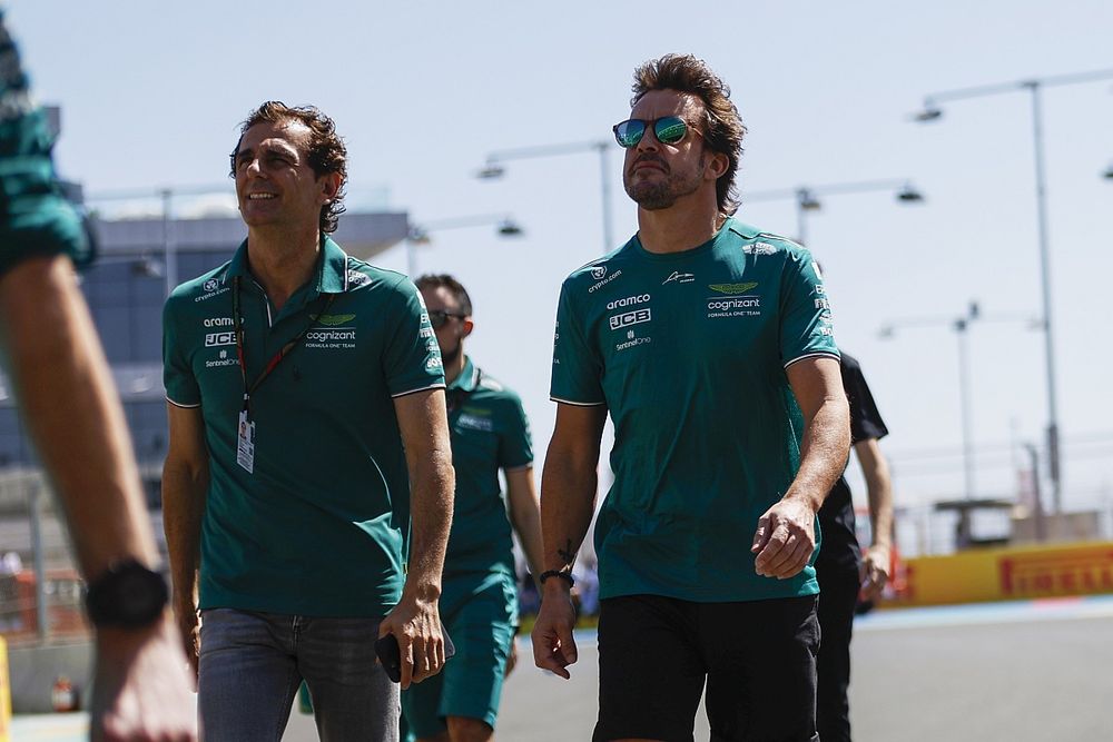 Fernando Alonso, Aston Martin F1 Team, recorre el circuito junto a Pedro de la Rosa, embjador de Aston Martin F1 Team