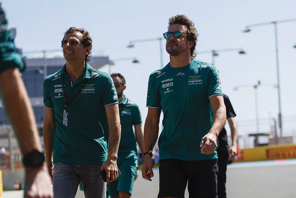 Fernando Alonso, Aston Martin F1 Team, recorre el circuito junto a Pedro de la Rosa, embjador de Aston Martin F1 Team