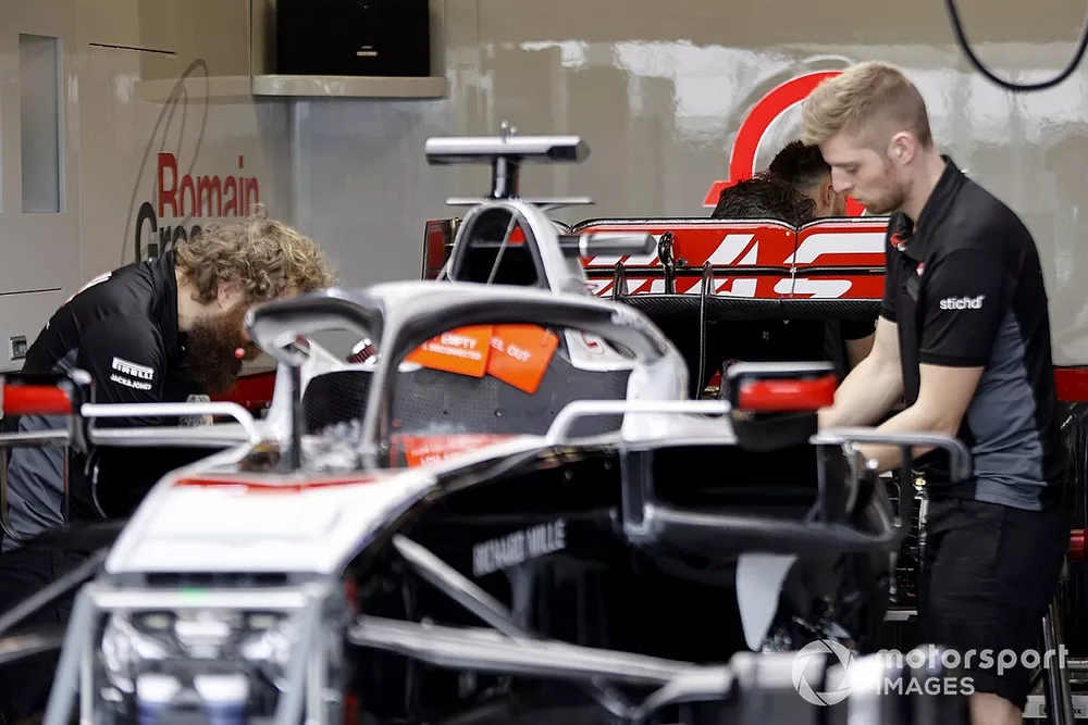 Meccanici della Haas lavorano sulla macchina nel garage