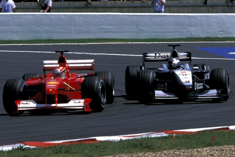 El ganador David Coulthard, McLaren MP4-15 hace una peineta a Michael Schumacher, Ferrari F2000