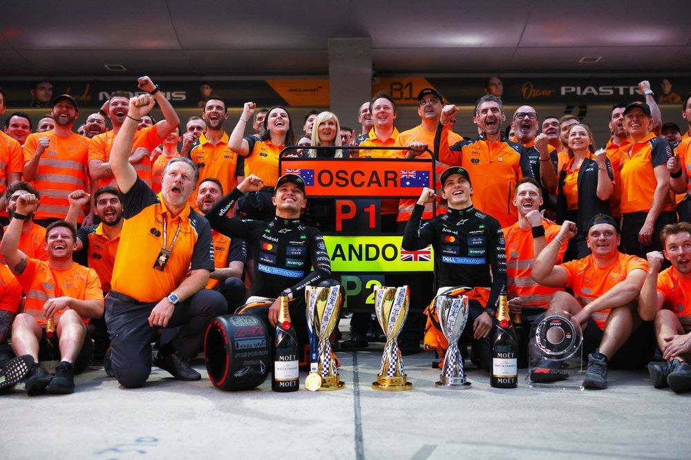 Lando Norris, McLaren, Oscar Piastri, McLaren, Zak Brown, McLaren