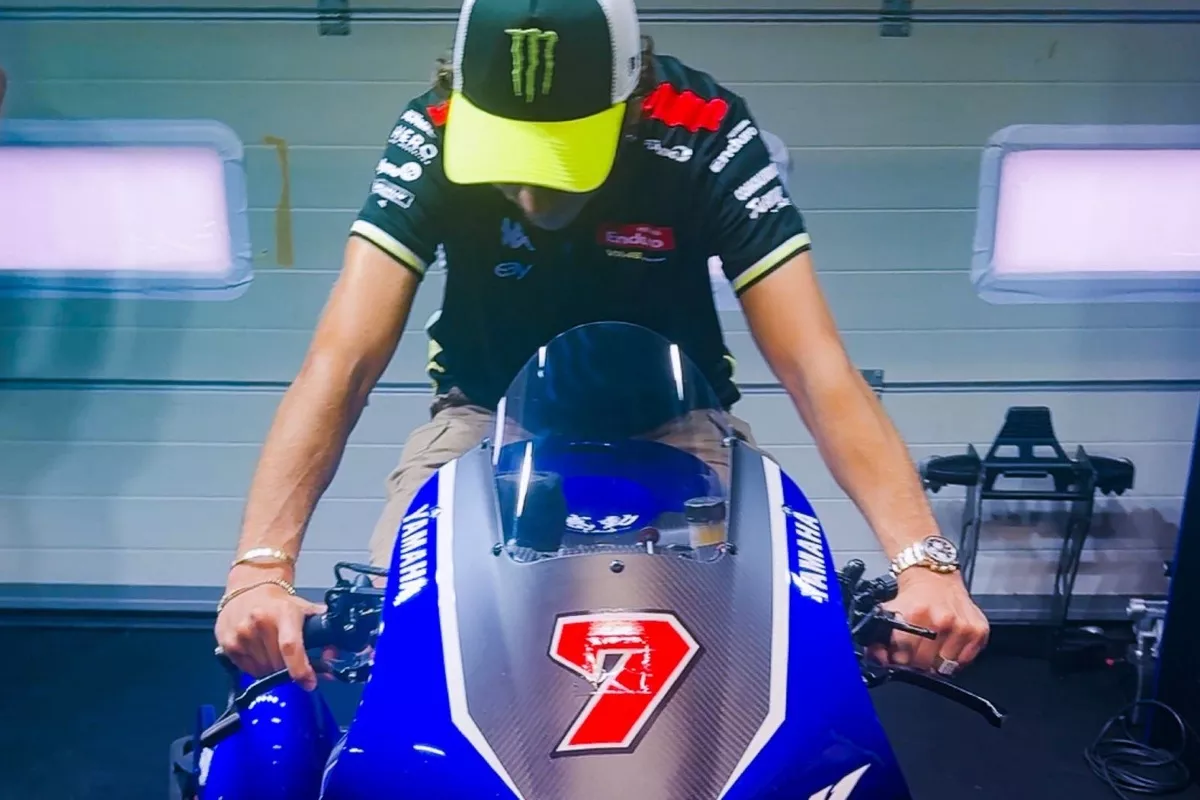 valentino-rossi-yamaha-v4-2-2.webp
