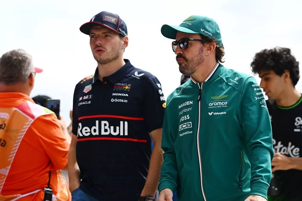 Max Verstappen, Red Bull Racing, Fernando Alonso, Aston Martin Racing