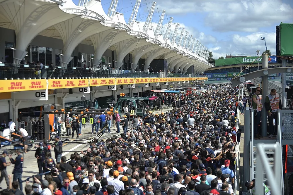 Los fans caminan por el pit lane