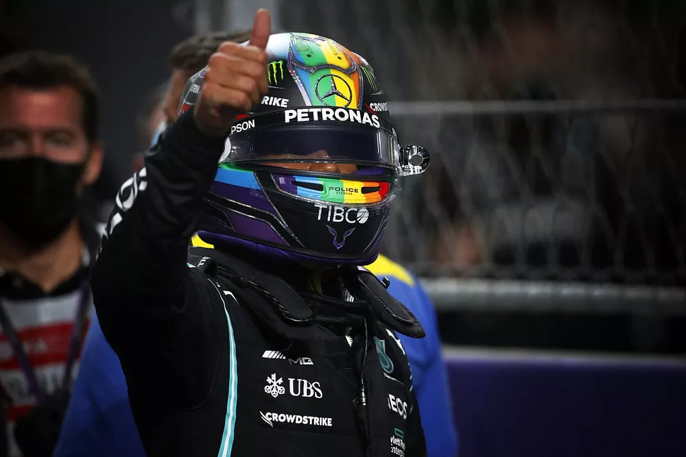 Lewis Hamilton, Mercedes, f&ecirc;te dans le parc ferm&eacute; apr&egrave;s avoir s&eacute;curis&eacute; la pole