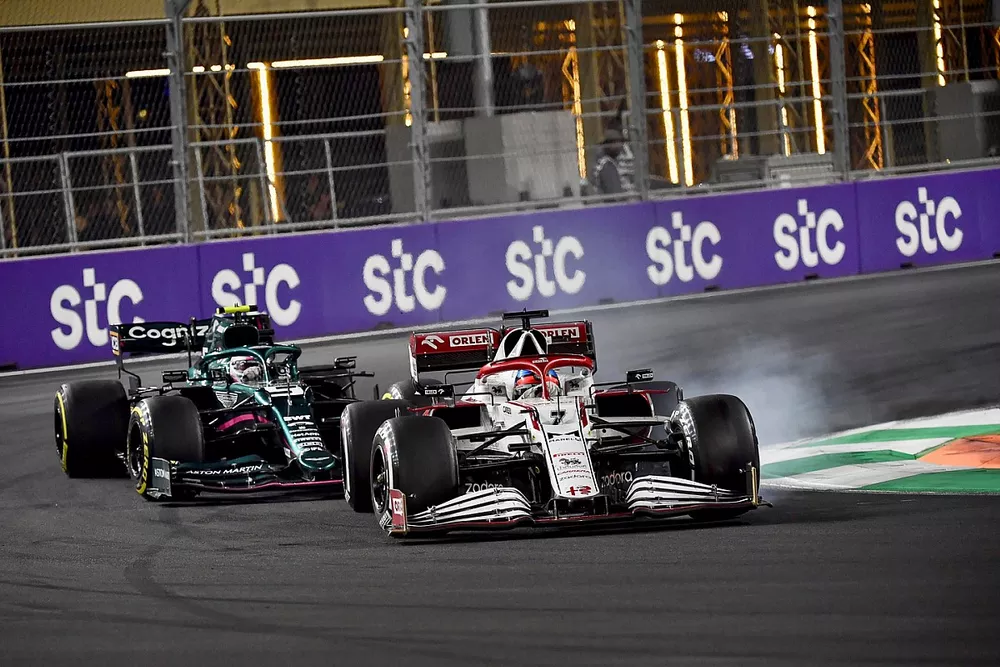 Kimi Raikkonen, Alfa Romeo Racing C41, Sebastian Vettel, Aston Martin AMR21